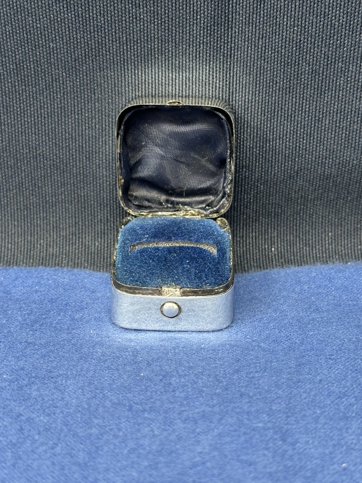 AMERICAN ART DECO STERLING RING BOX NO MONO