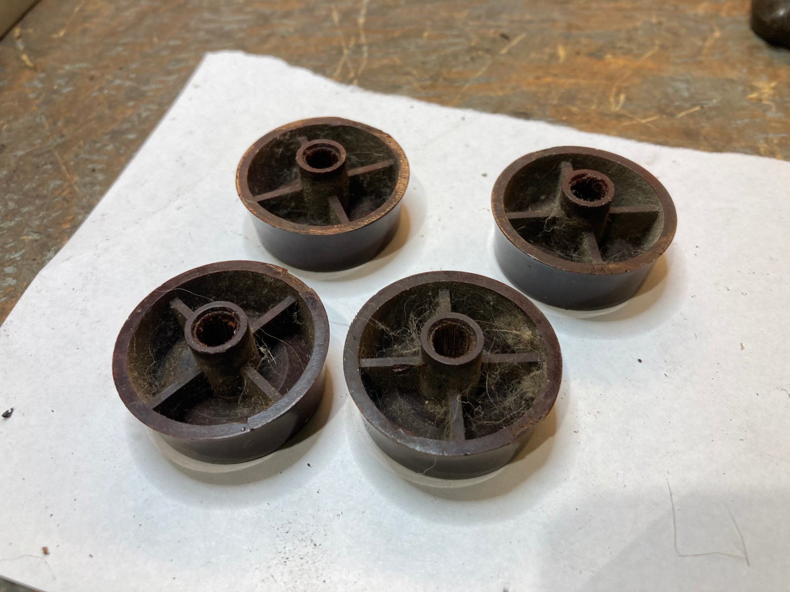 2 ZENITH radio round knobs for round spline shafts