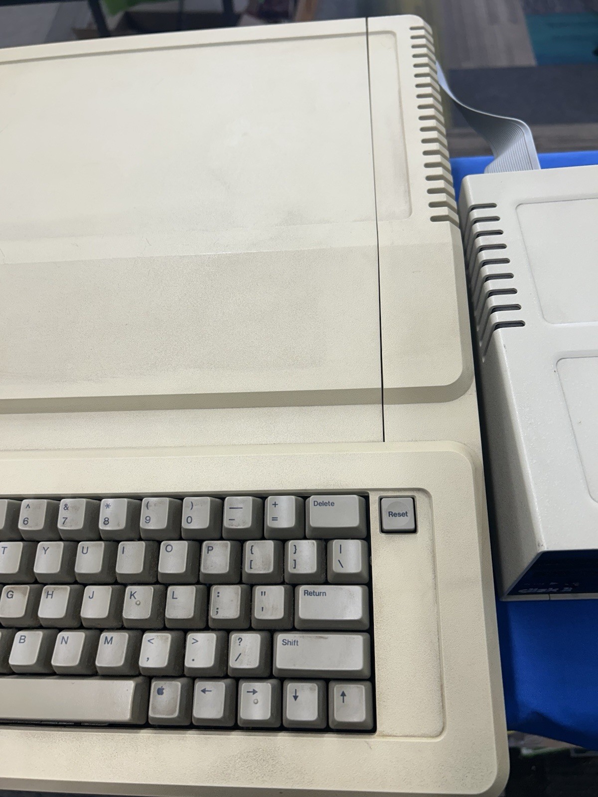 Vintage Apple IIe Computer A2S2064 With Disk ii Turns On Untested
