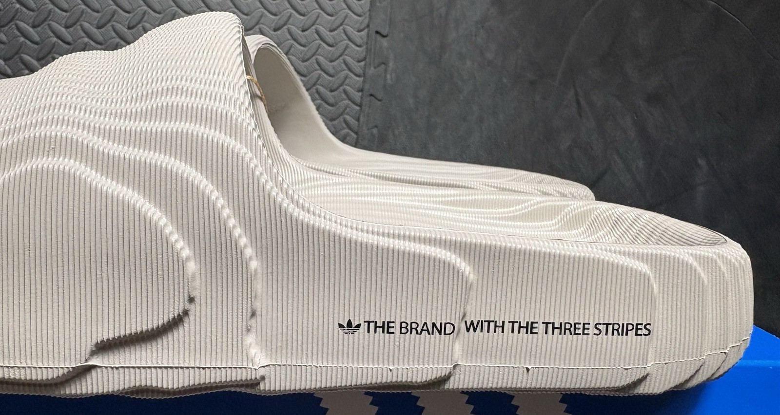 ADIDAS Adilette 22 Slides MENs Size 10 NEW W Box/Tag Light Brown FREESHIP HQ4670