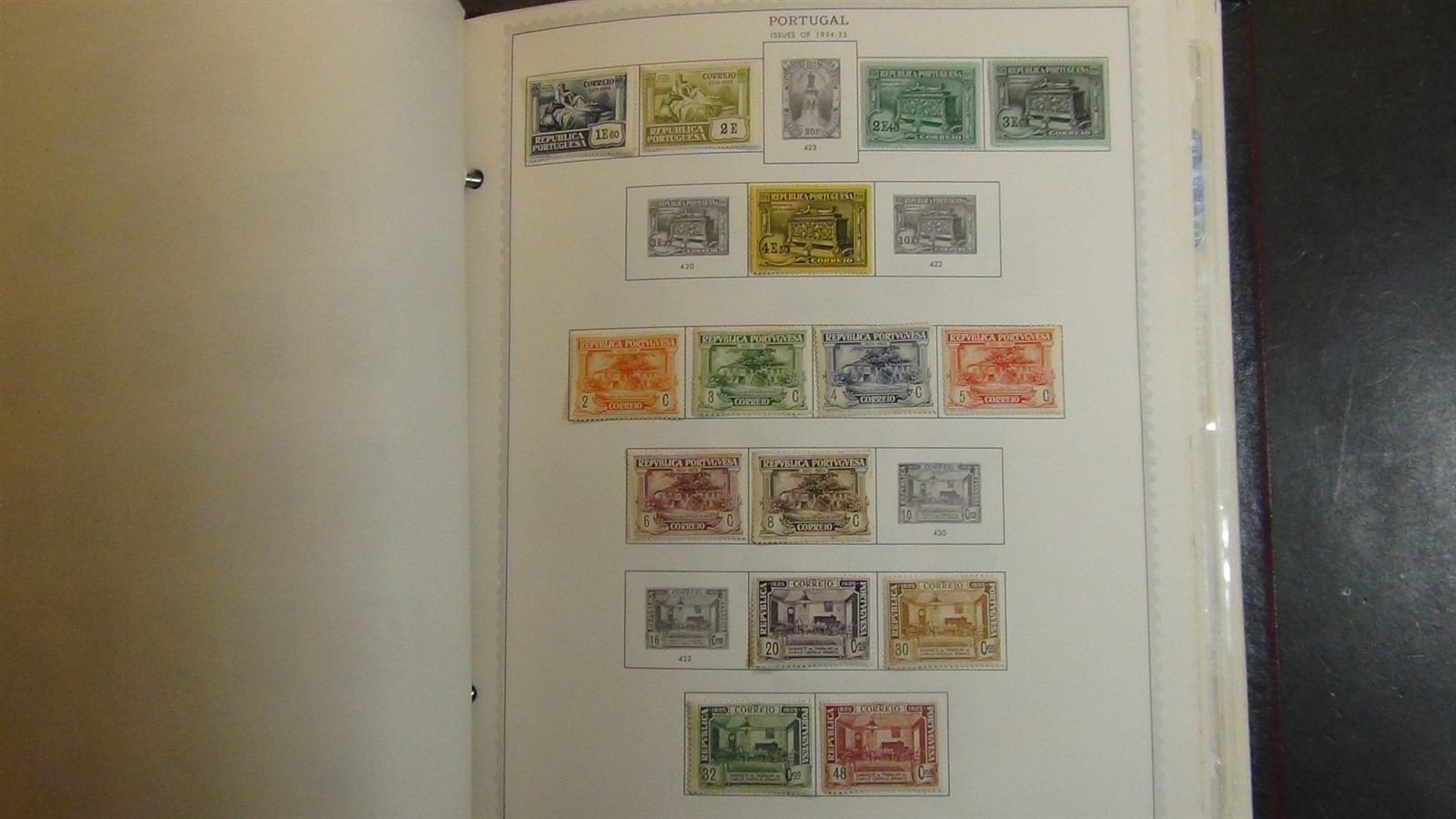 Stampsweis Portugal stamp collection in Minklus Specialty est 800 stamps to 1980