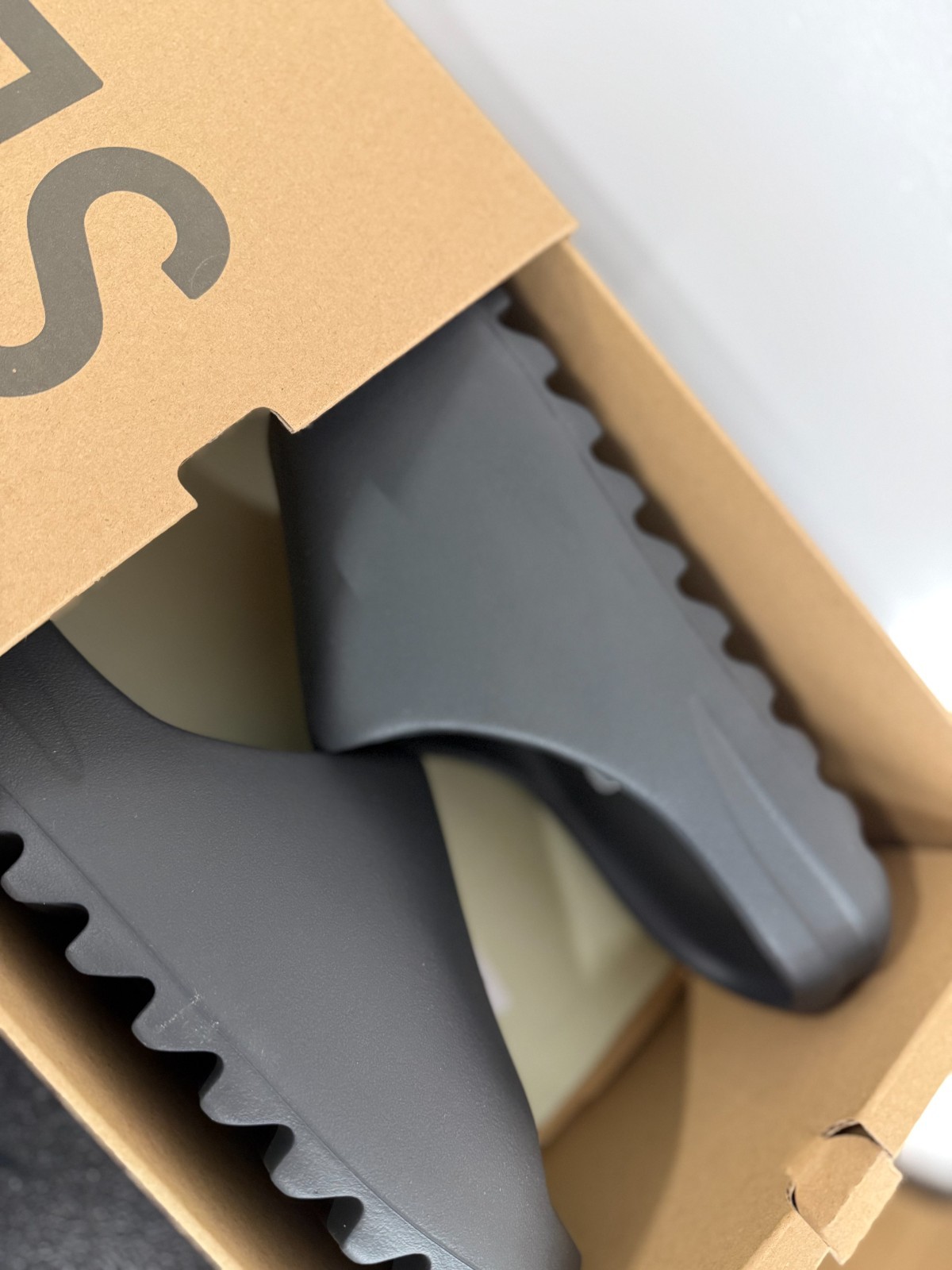 Adidas Yeezy Slide Onyx - Multiple Sizes - (100% Authentic) HQ6448