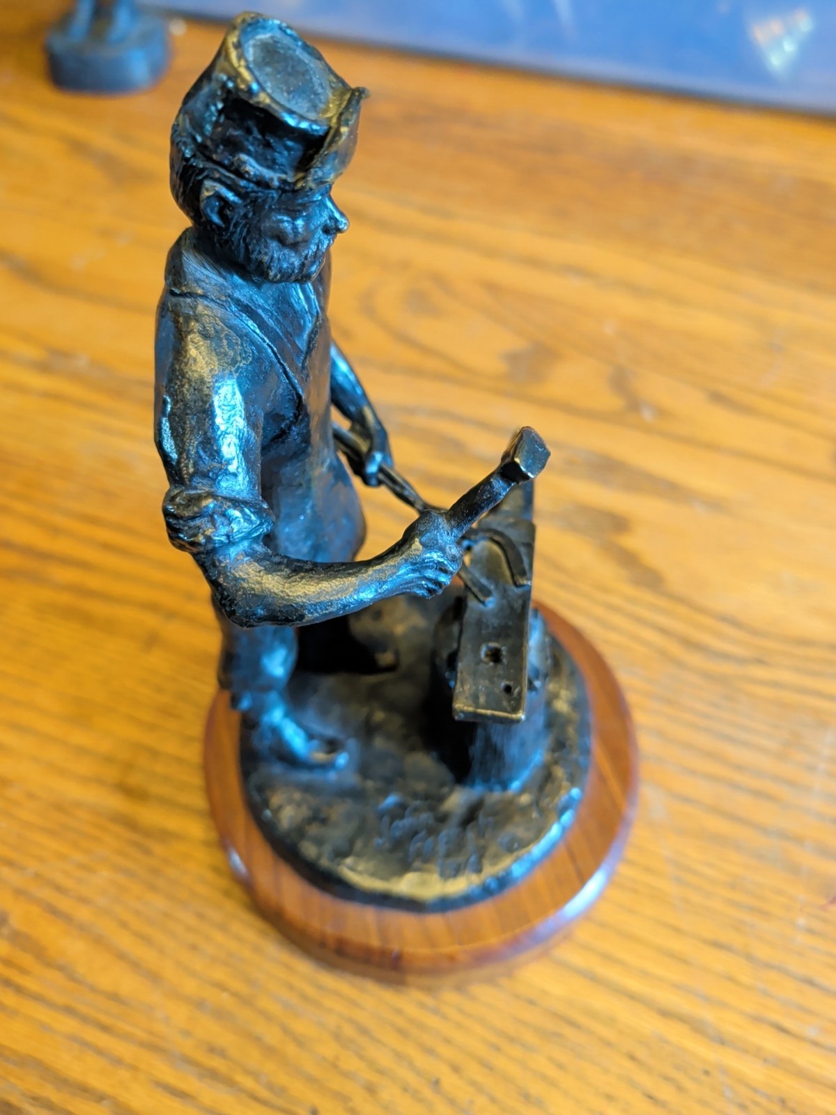 JOHN FRENCH HEAVY BRONZE METAL STATUE FIGURE BLACKSMITH HORSESHOE 1976 RARE VTG