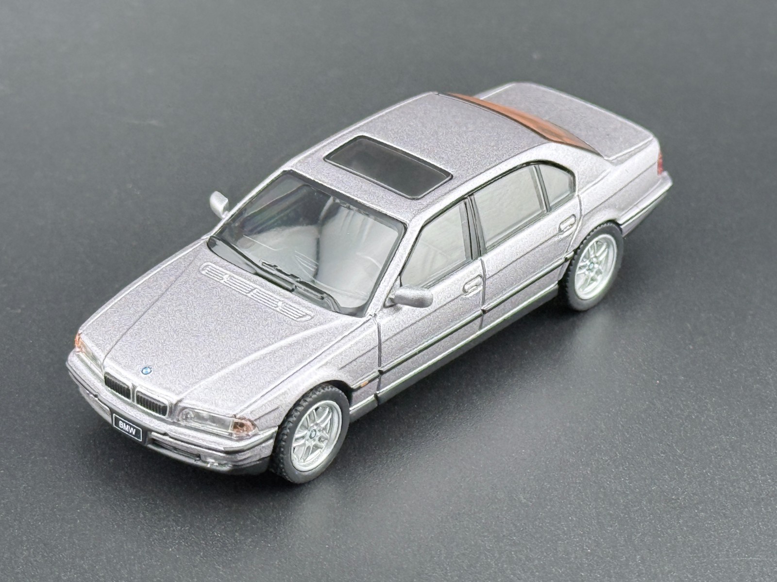 Mini GT BMW 750IL – Aspen Silver Metallic #792 1/64