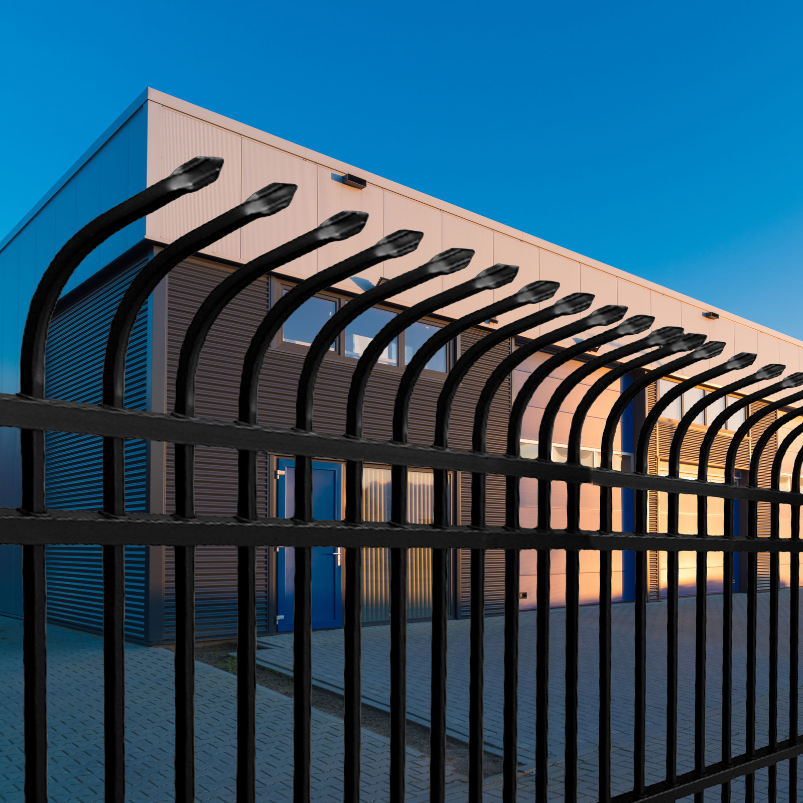 ALEKO Garden Yard Steel Fence Kit 8 Panels 64 feet Curved Top Style Black