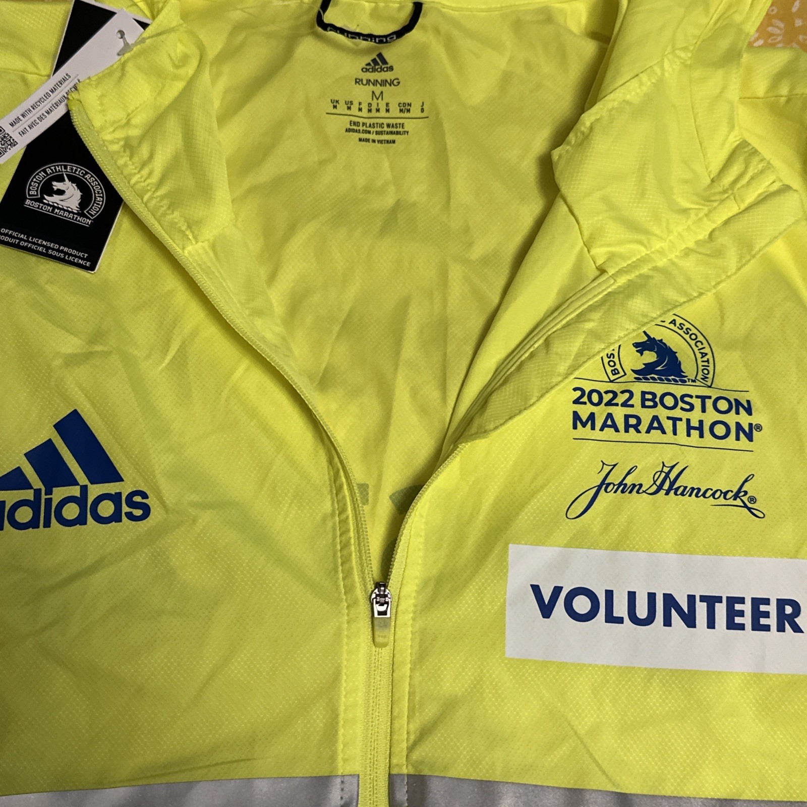 Adidas Mens Yellow 2022 Boston Marathon Volunteer Running Jacket HG1633 MED