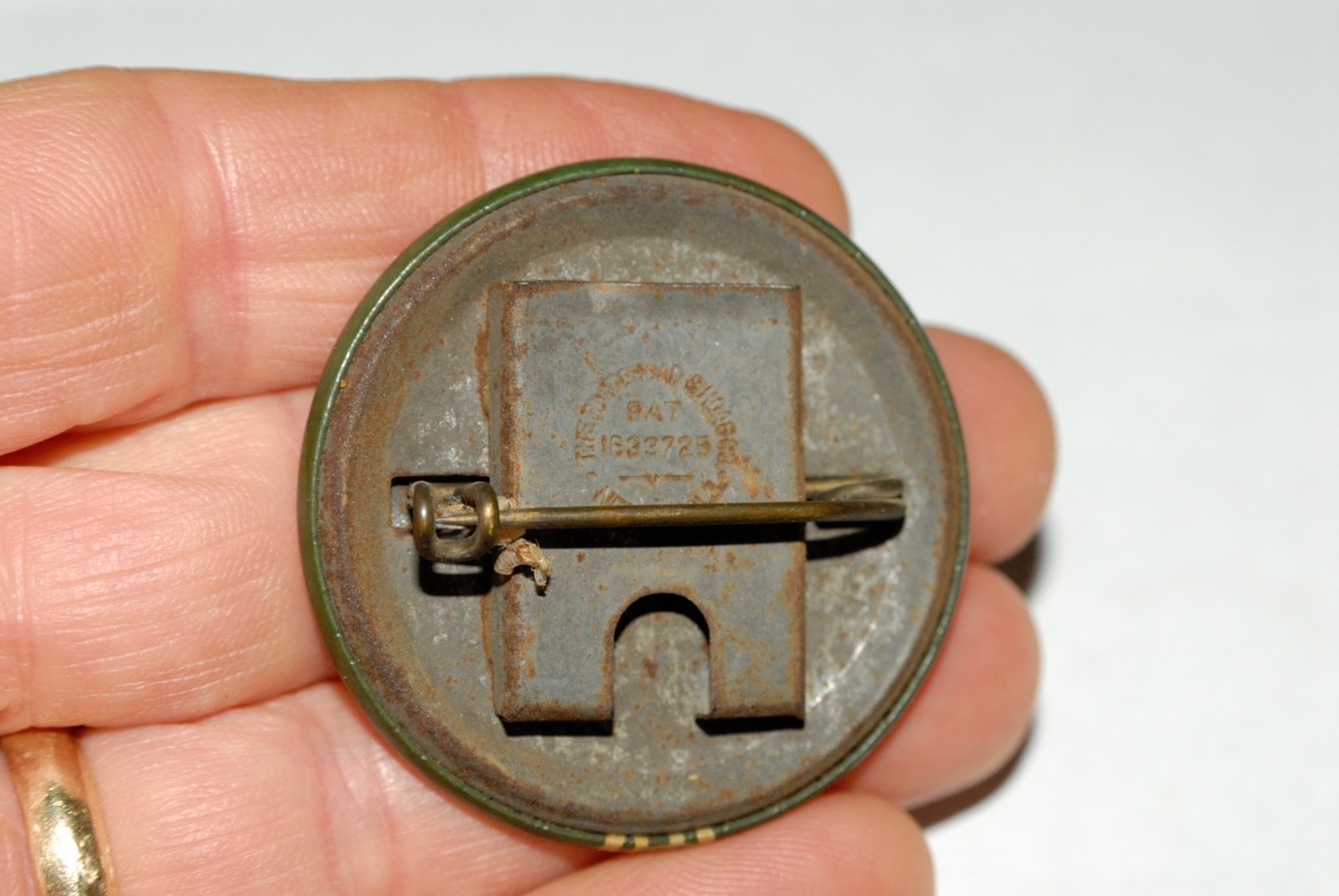 CALIFORNIA 1934-1935 RESIDENT CITIZEN'S HUNTING LICENSE PIN BUTTON