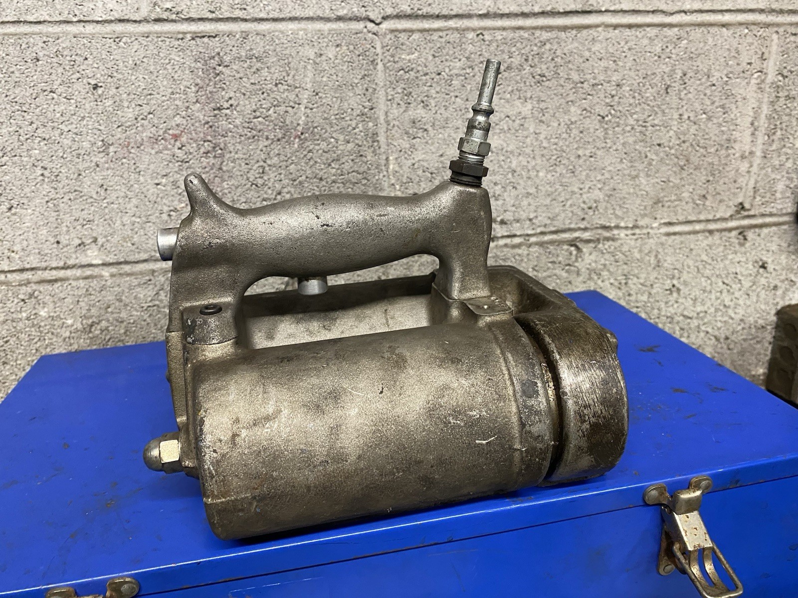 GP Tool GP 2020 Air Strut Spring Compressor with 4 Set Of Shoes, Working