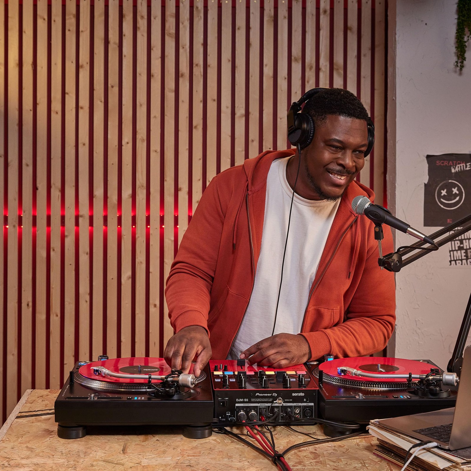 Pioneer DJ DJM-S5 2-channel Mixer for Serato DJRed/Black