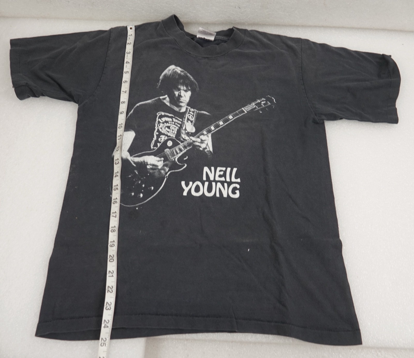 VINTAGE T-SHIRT USA SIZE LARGE NEIL YOUNG WEARING A LYNYRD SKYNYRD TEE 1990'S