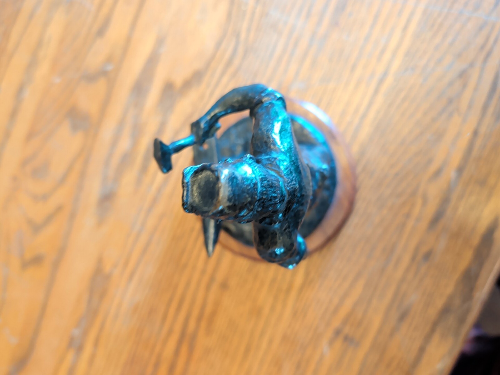 JOHN FRENCH HEAVY BRONZE METAL STATUE FIGURE BLACKSMITH HORSESHOE 1976 RARE VTG