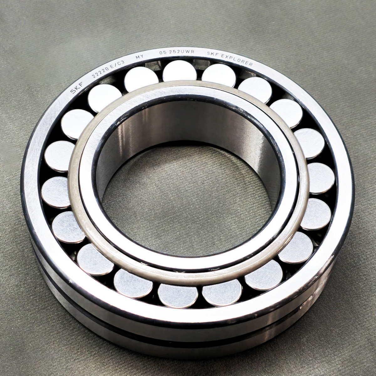 New Spherical Roller Bearing For 22220E/C3 22220EC3 22220E C3 SKF No Seal