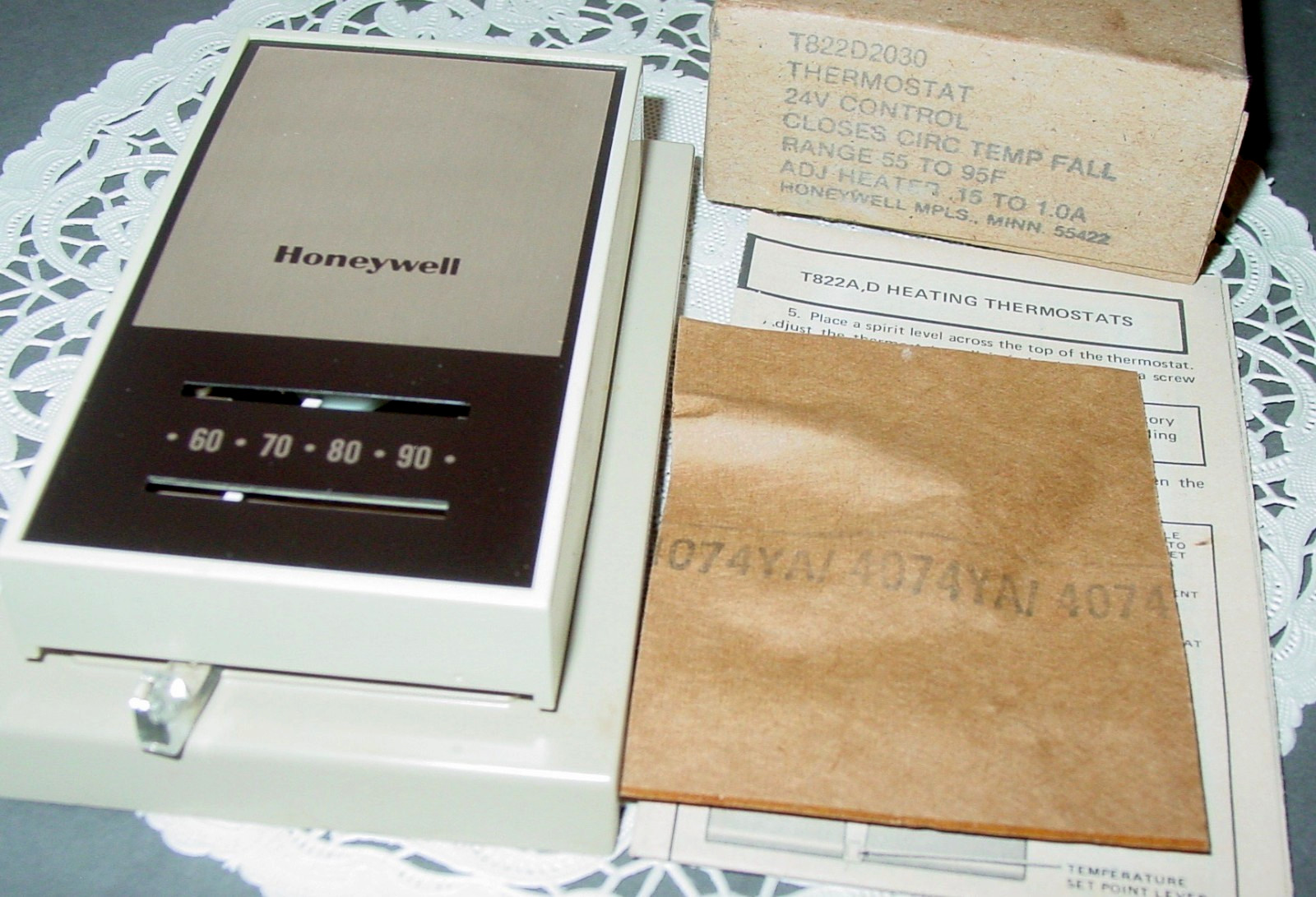 Vintage Honeywell T822D2030 Thermostat 24V Control Heating MCM Art Deco USA NOS