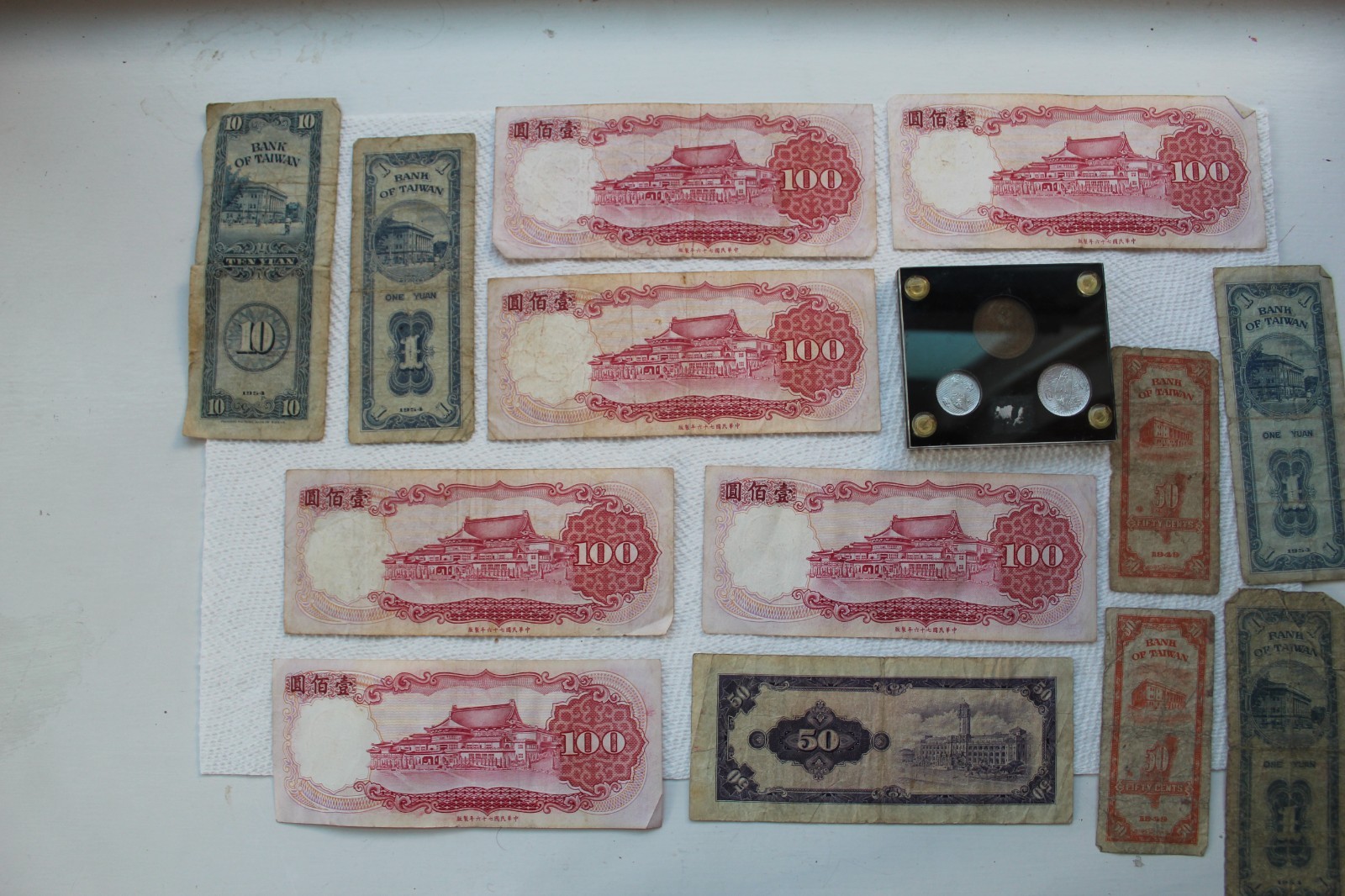 China (Taiwan) Banknotes and coins, 100Y (6), 50Y (1), 10Y(1), 1Y (2), 50C (2)