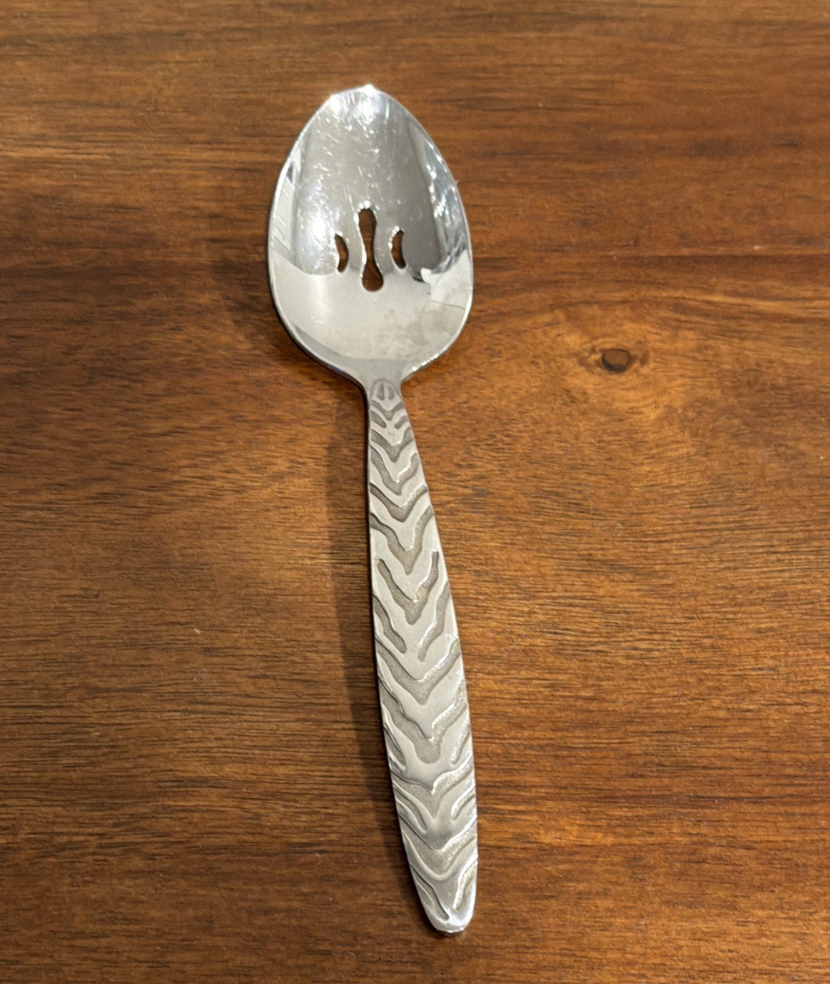 Rare ONEIDA Silver Serengeti (Stainless) 18/10 Slotted Serving Spoon. 2007.
