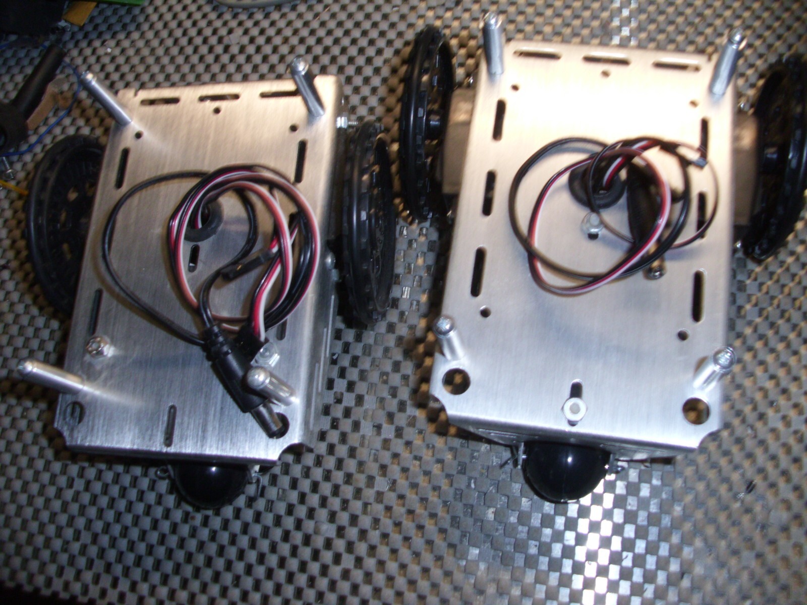 Robot car Chasis Boe Bot, with servos(parallax) and battery holder (One Piece)