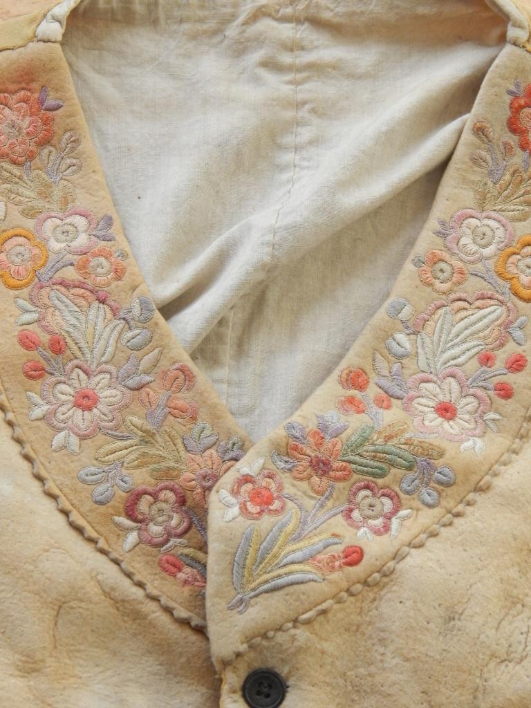 VINTAGE ATHABASKAN / N. CREE INDIAN BRAIN TAN SILK EMBROIDERED VEST - XLNT !