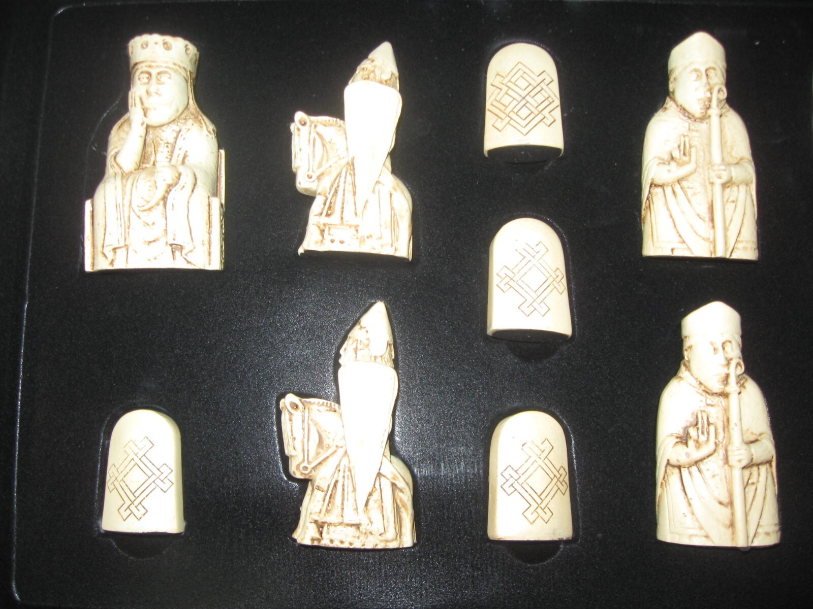 Brand New Isle Of Lewis Deluxe Replica Historic Large Chess Set Ambassador Games