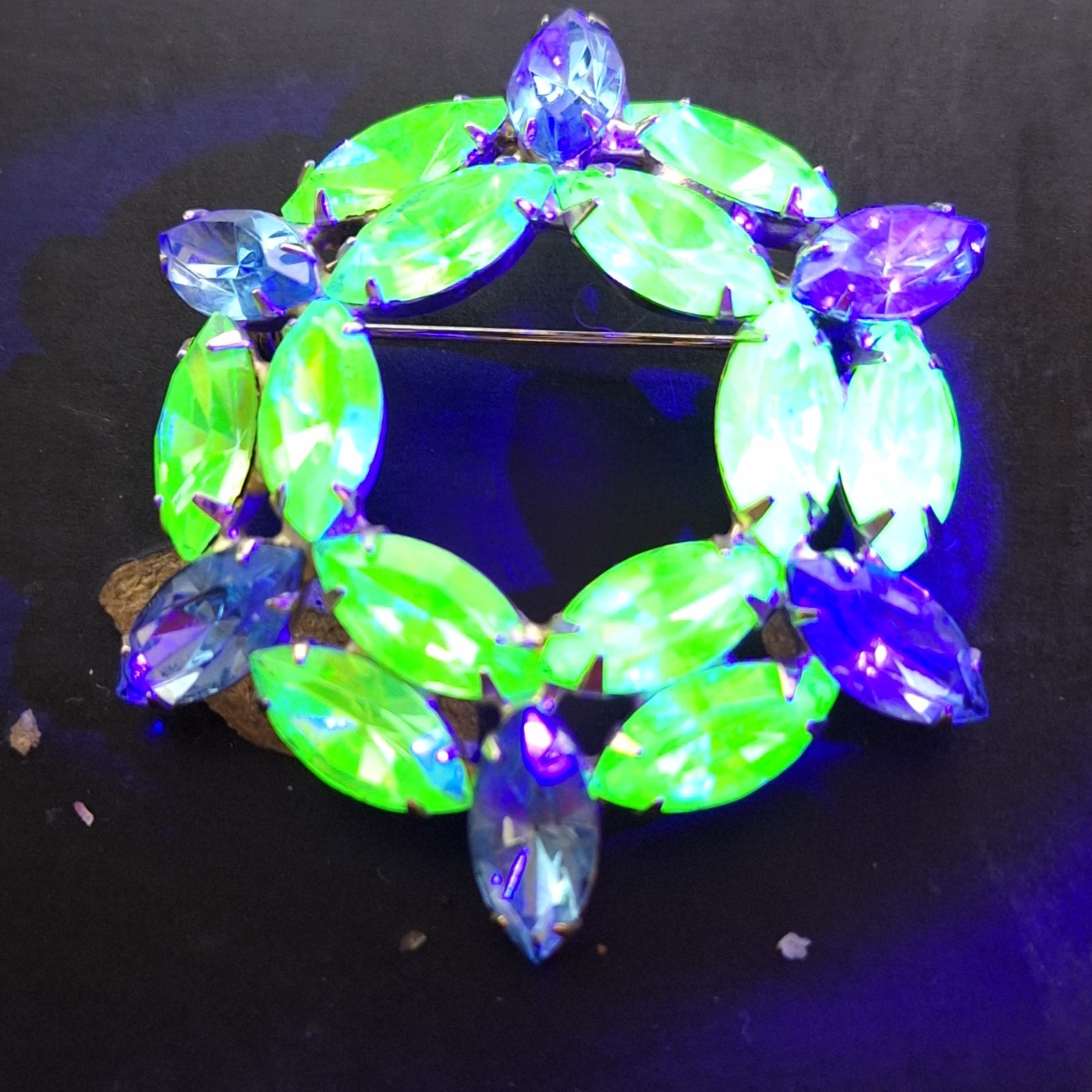 Gold Tone Blue & Green Uranium Glass UV Reactive Brooch Unsigned Wreath 2"