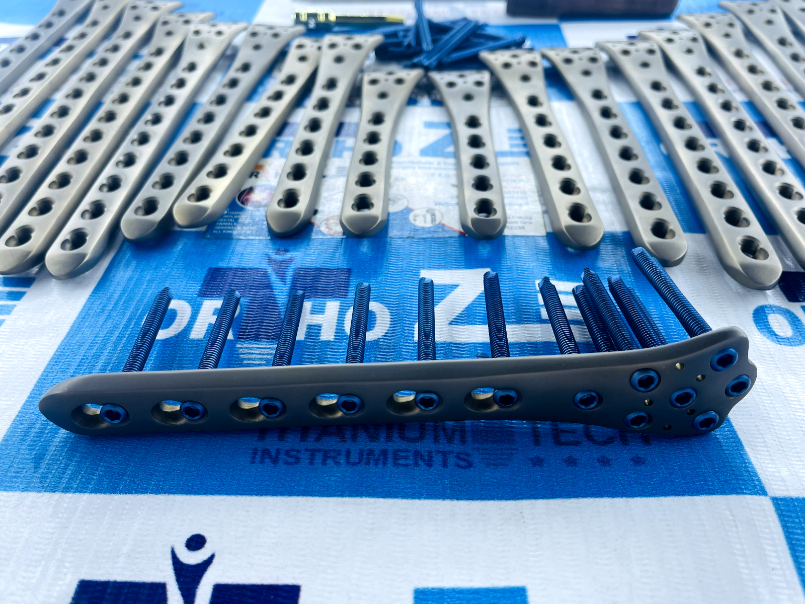 Distal femur Locking plates (5-13H) with 5mm Locking screws in Titanium grade 5