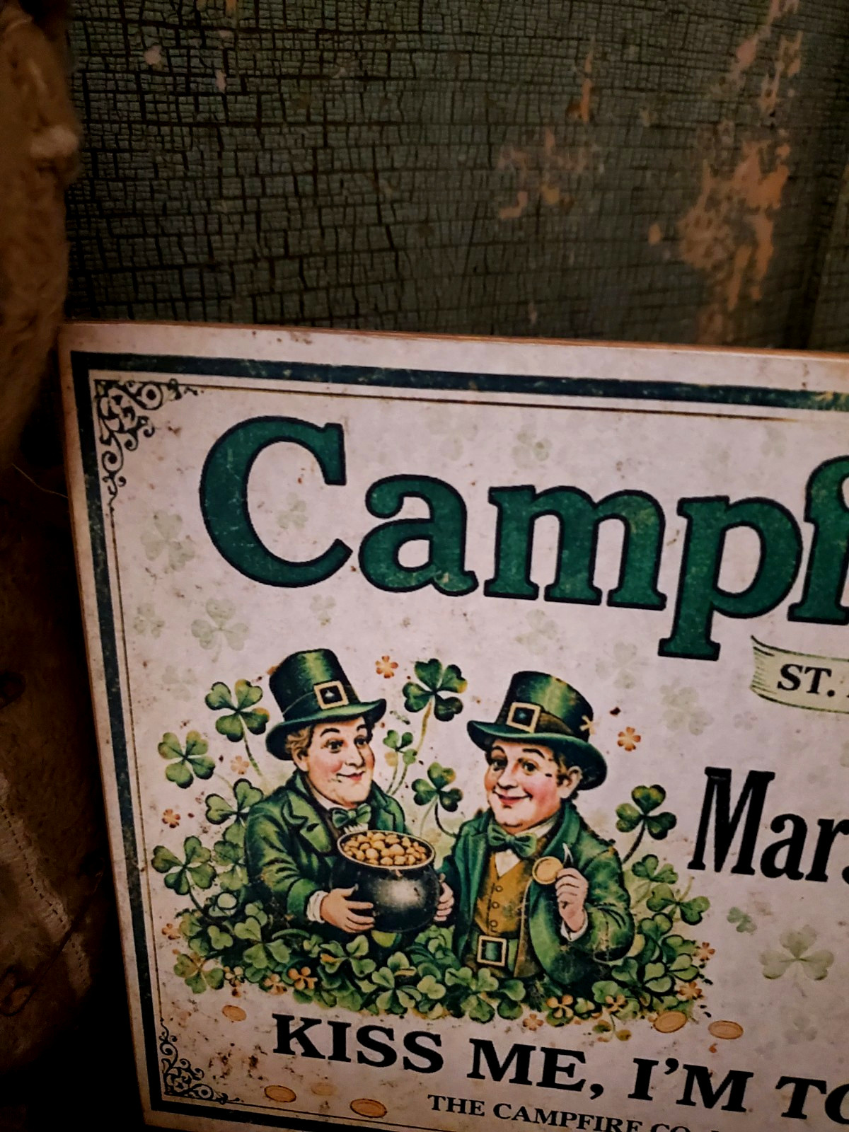 VINTAGE PRIMITIVE SHABBY STYLE ST PATRICKS DAY IRISH LEPRECHAUN CAMPFIRE SIGN