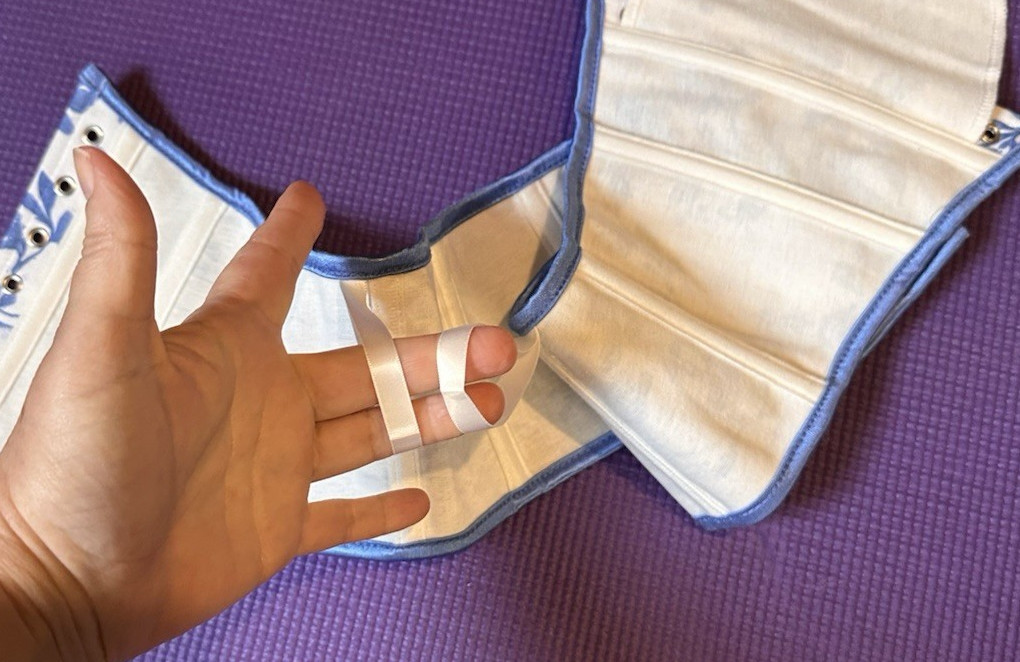 Scarlet Darkness Belt Corset ribbon tie Size 14 Renaissance Cosplay tapestry