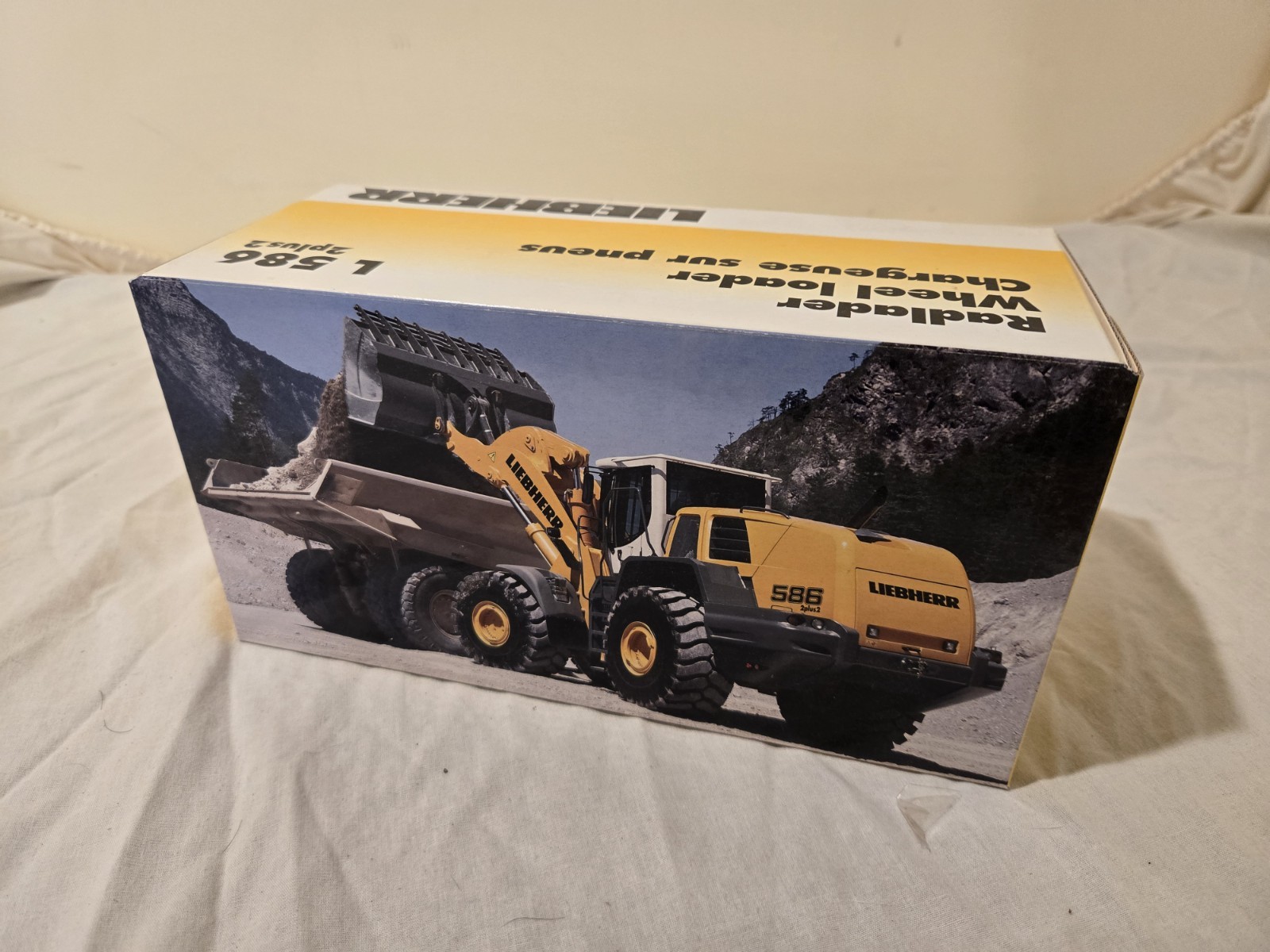 NZG 689/40 Liebherr L586 2plus2 White 1:50 Diecast Wheel Loader w/ Original Box