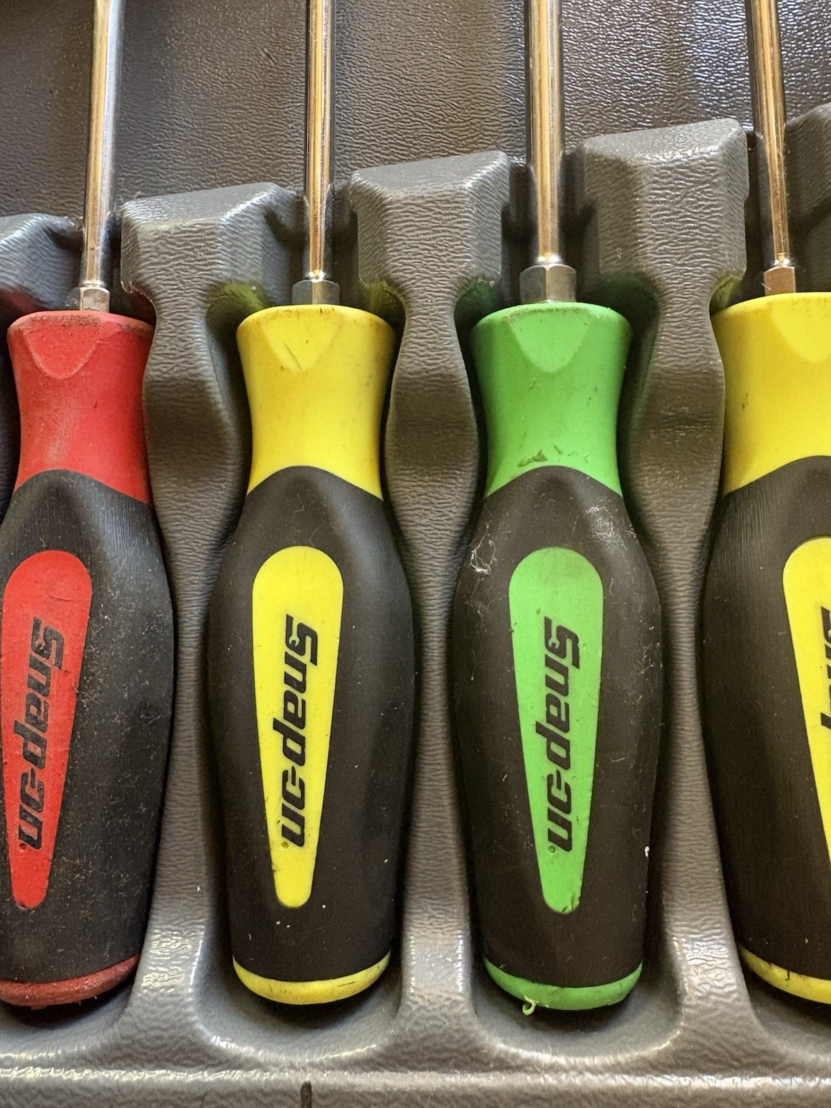 SNAP ON 9Pc HI-VIZ Mixed Soft Grip Screwdriver Striking Prybar Set