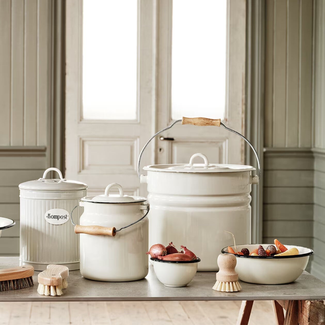 Novomoskovsk White Enamel Milk Can Rustic Vintage Style Pail 3.5 qt Бидон