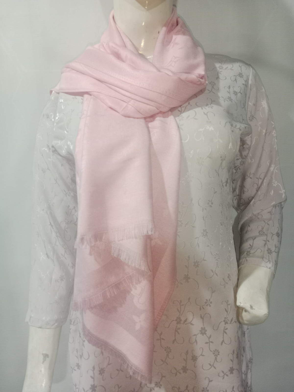 Authentic Louis Vuitton Wrap Stole Shawl 65% Cashmere 35% Silk Light Pink Used