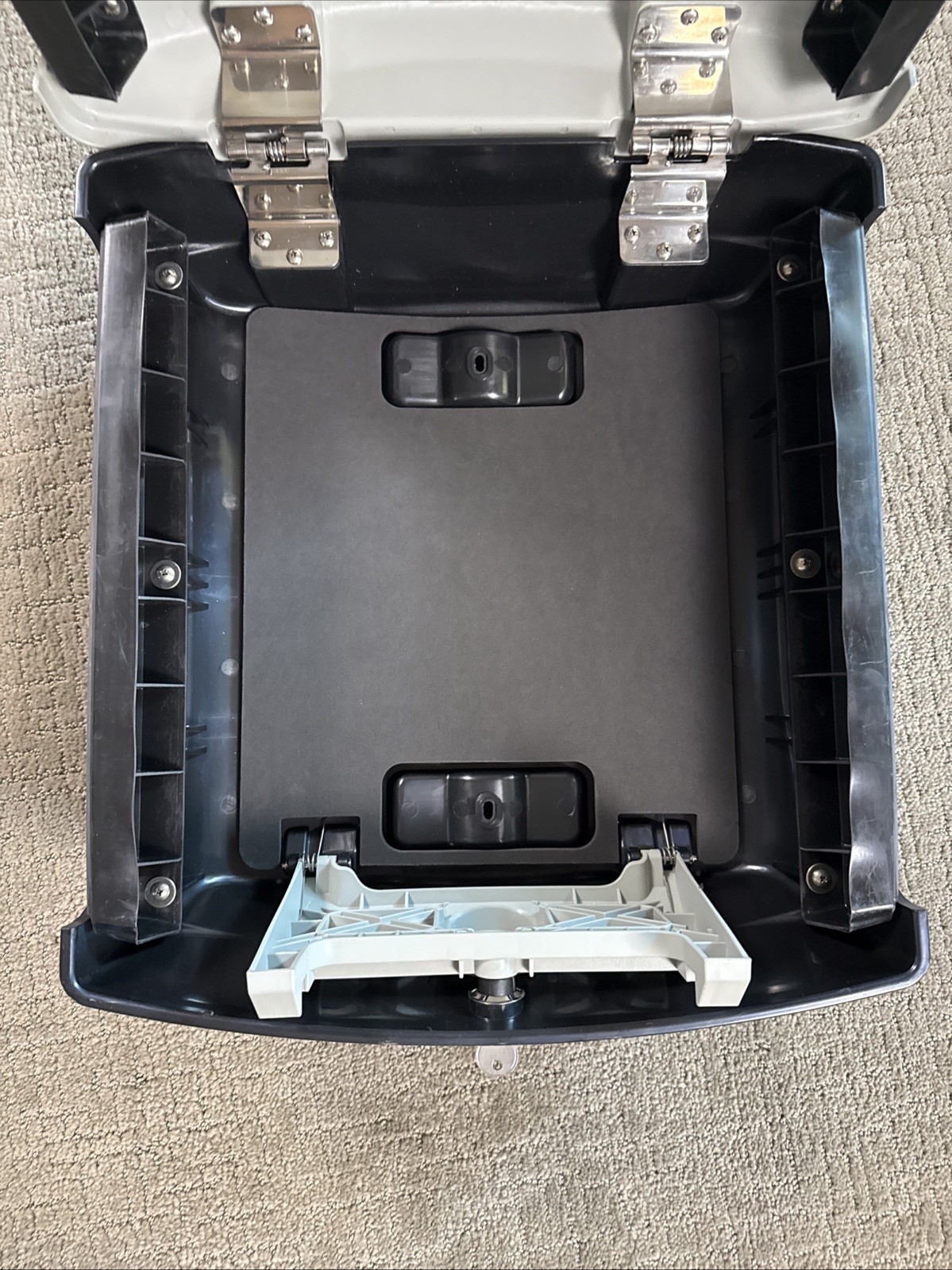 Thule Cast Away Fishing Rod Carrier Roof Rack #885, Locking, Holds 4 Rods, New