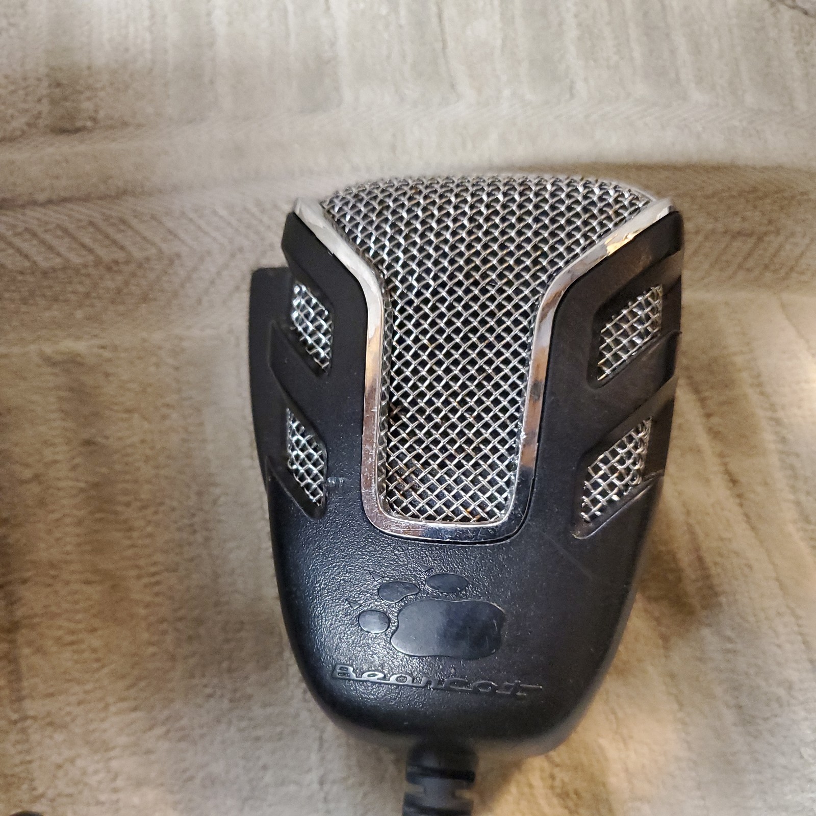 Uniden Bearcat 880 CB Radio With Microphone and Power Cord