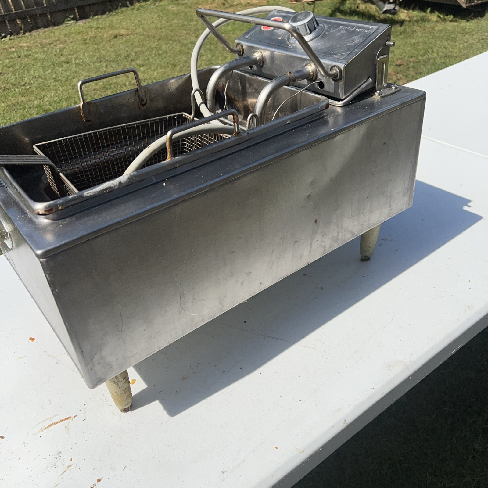 Wells F-49 Countertop 15lb Low Wattage Single Basket Electric Fryer A