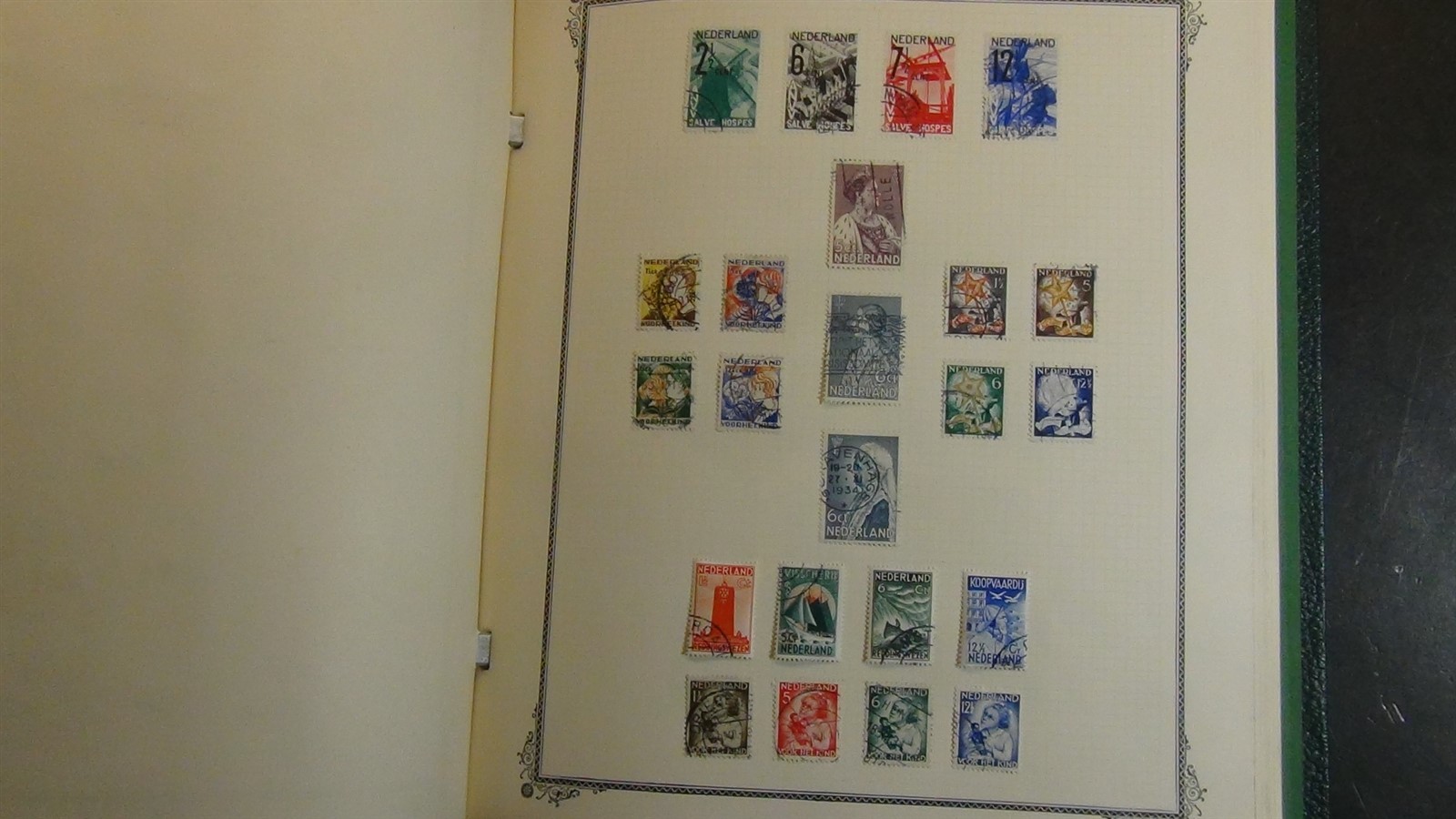 Stampsweis Netherlands collection on Scott Specialty album pages est 1000 to '72