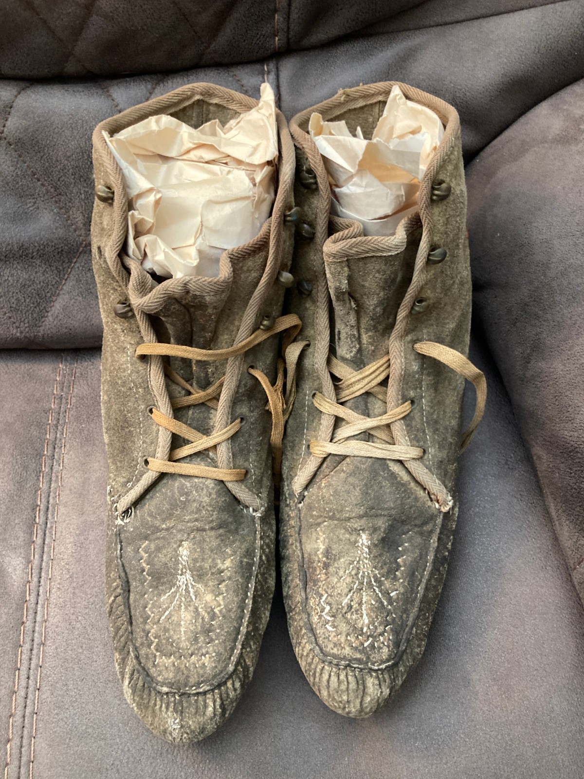 VINTAGE ALASKAN ESKIMO INUIT ESKIMO MUKLIK LEATHER MOCCASINS