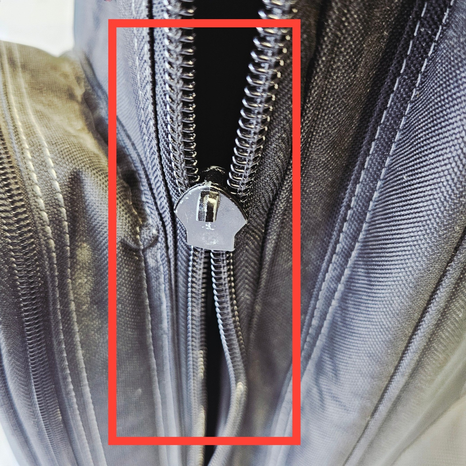 Gigskinz Backpack Unisex OS Black Red DJ Mixer Gear Case Damaged Zipper Pull Bag