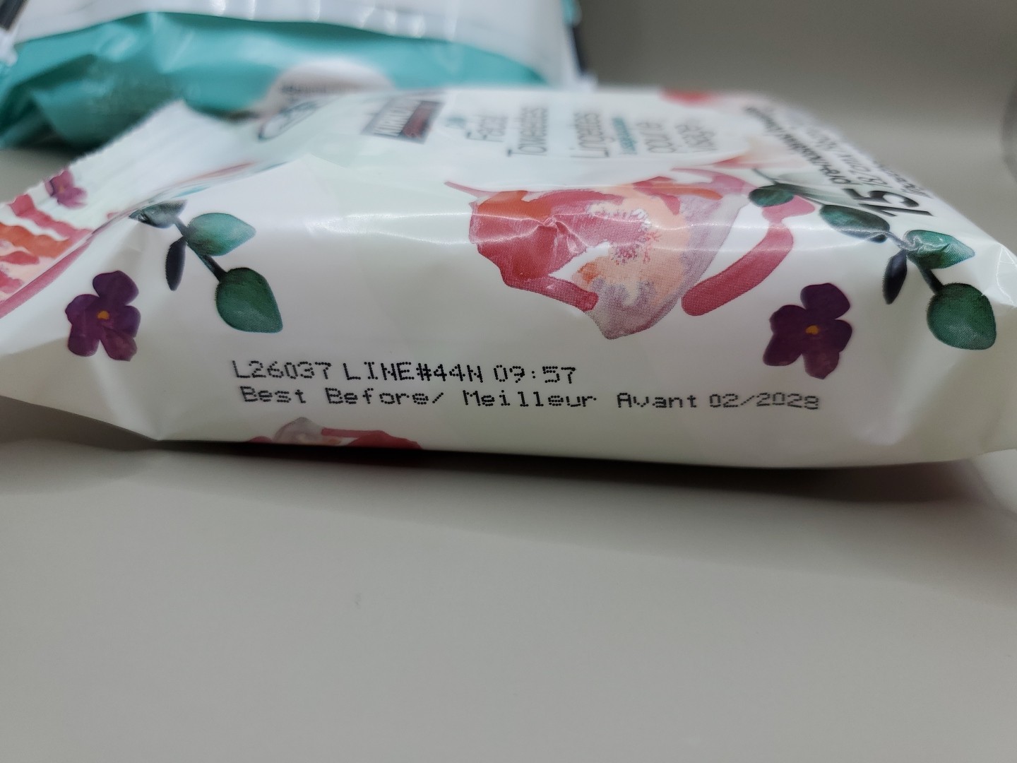 Kirkland Signature Daily Facial Towelettes Cleanse Skin Remove Makeup BB 02/2028