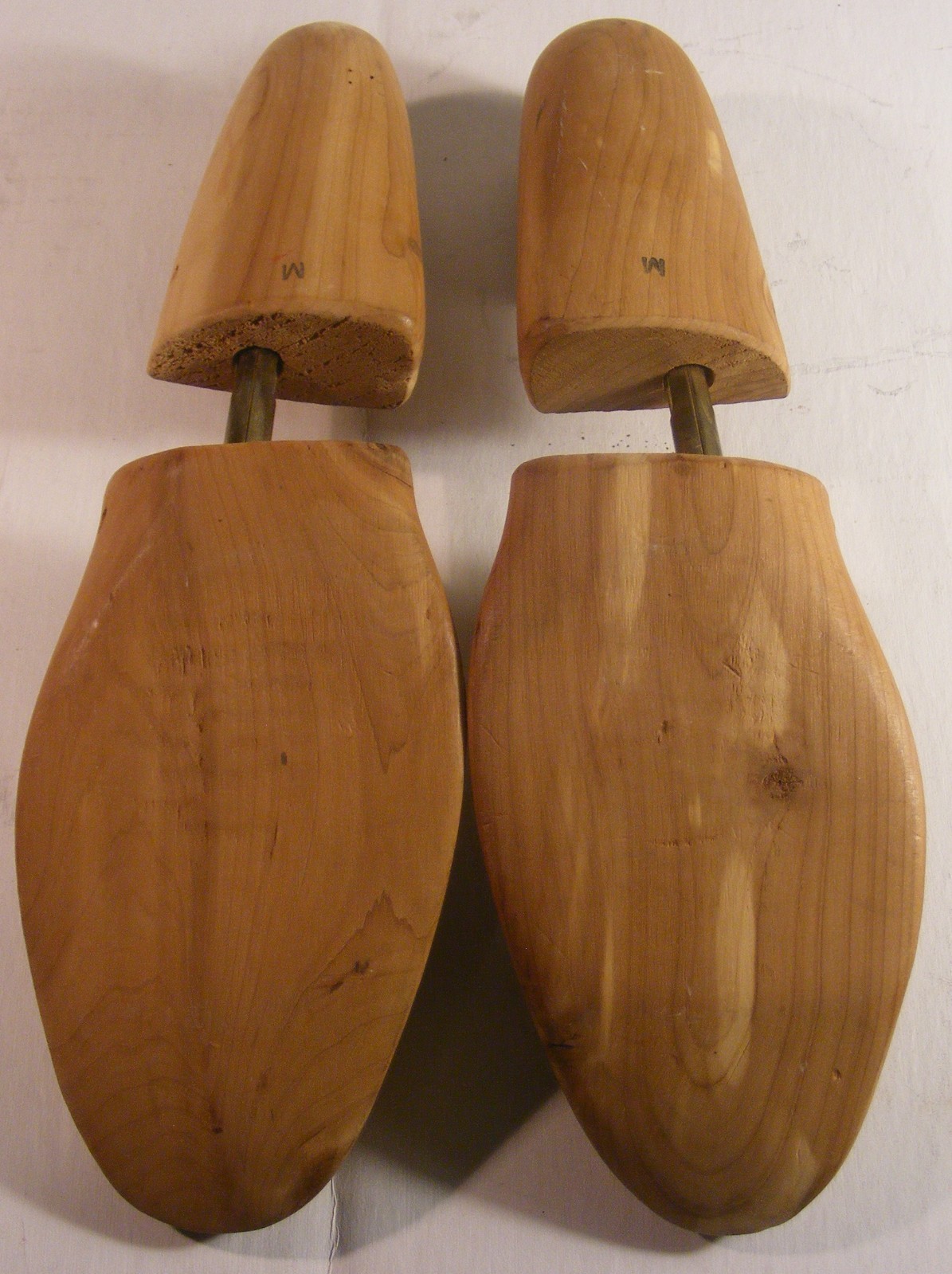 2 PAIRS JOHNSTON & MURPHY SIZE MEDIUM CEDAR SHOE TREES STRETCHERS