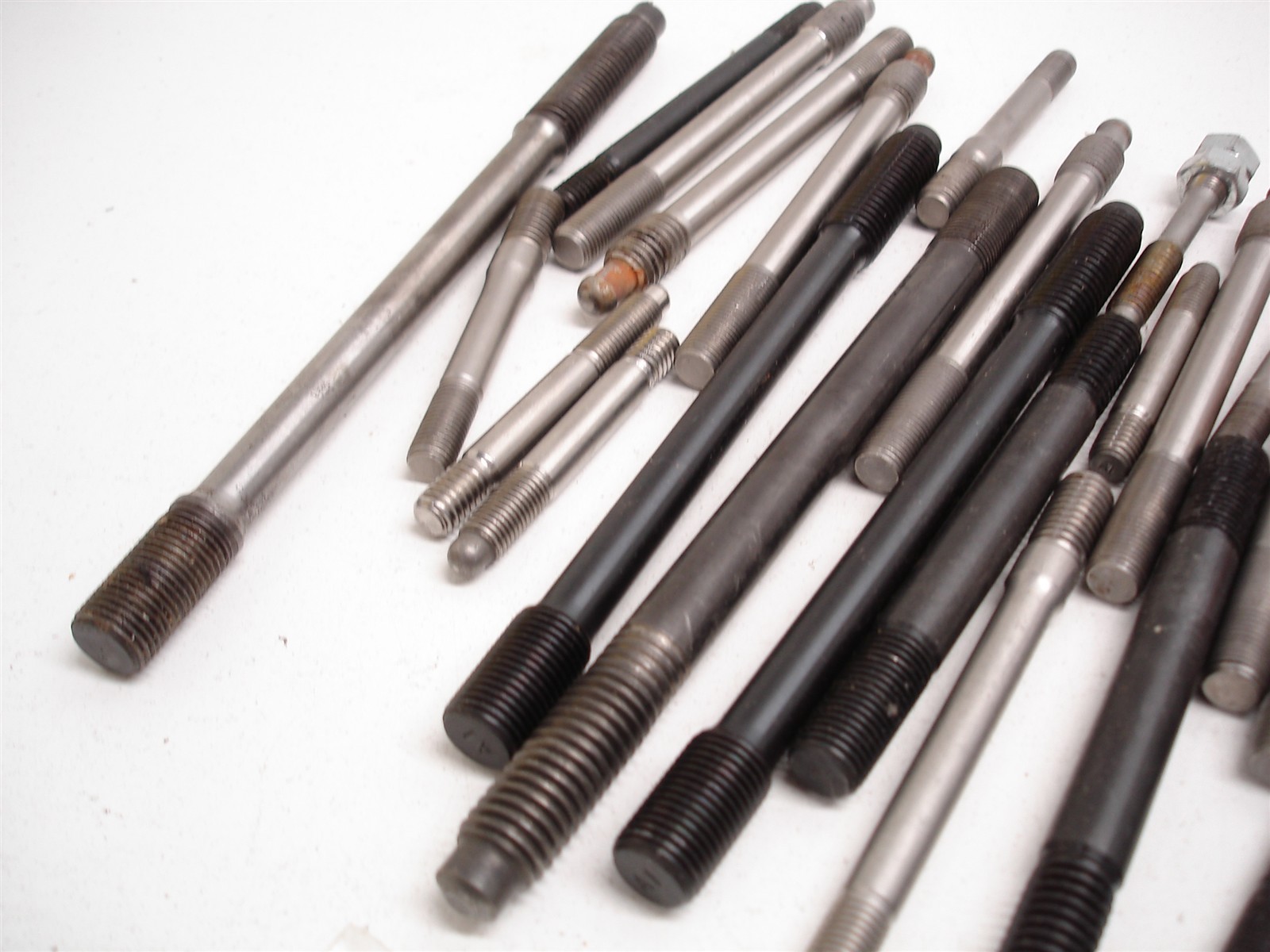 136 ARP / A1 TECHNOLOGIES BULK ASSORTED ENGINE STUDS 5/16"-1/2" HEAD MAIN CARB