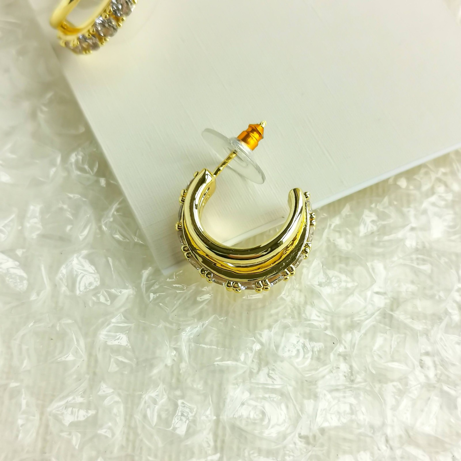 NEW❤️ Kendra Scott Livy Gold White Crystal Huggie Earrings ❤️