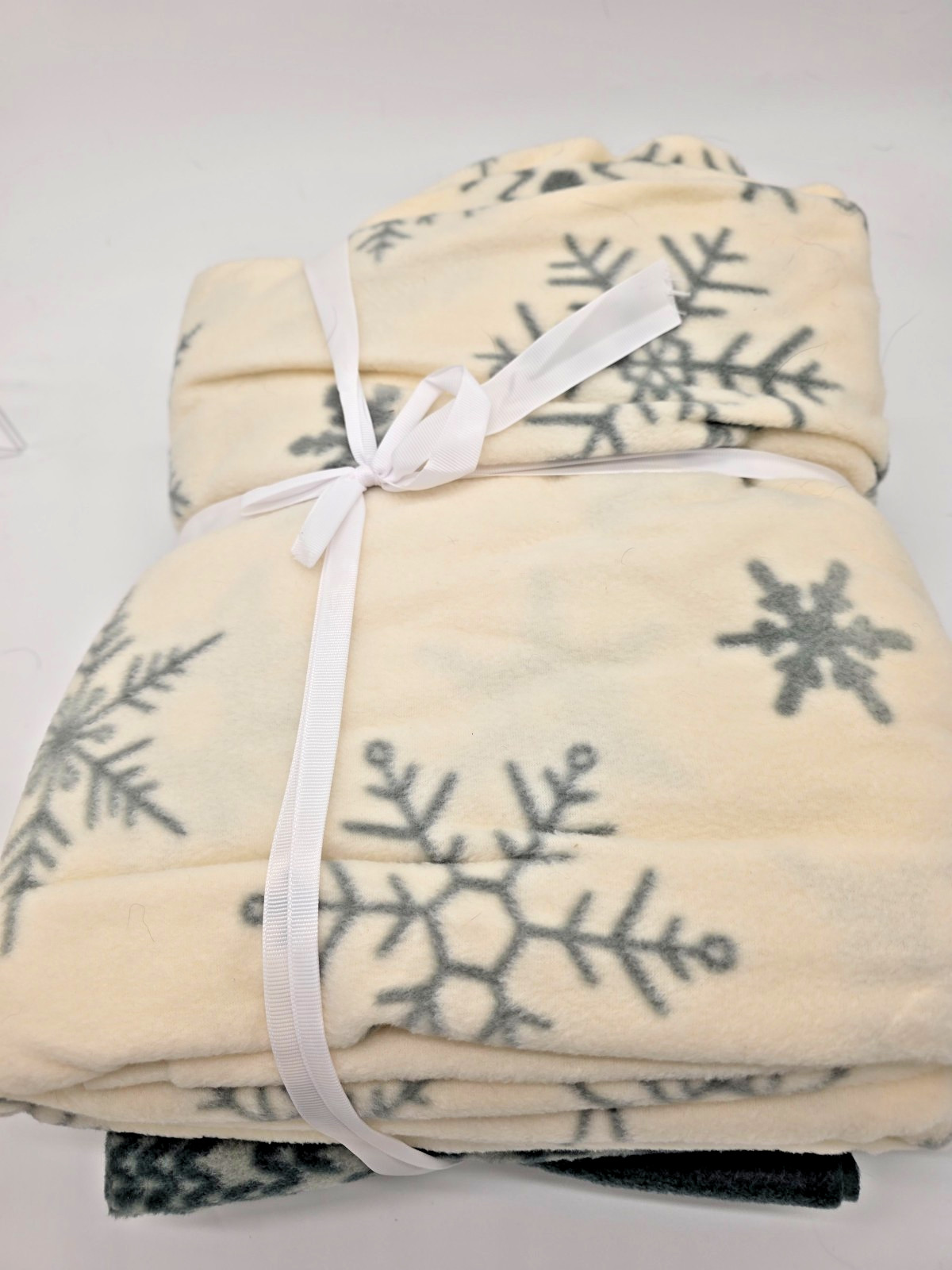 No Sew Throw Kit 72"x60" Anti-Pill Fleece Blanket 2 Prints Green Winter Snowflak