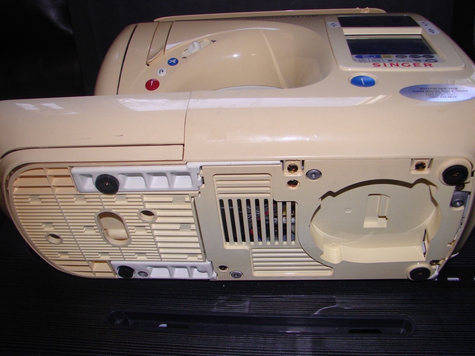 Singer Quantum XL-100 Sewing Machine W/Foot Pedal Power Cord & Accessories