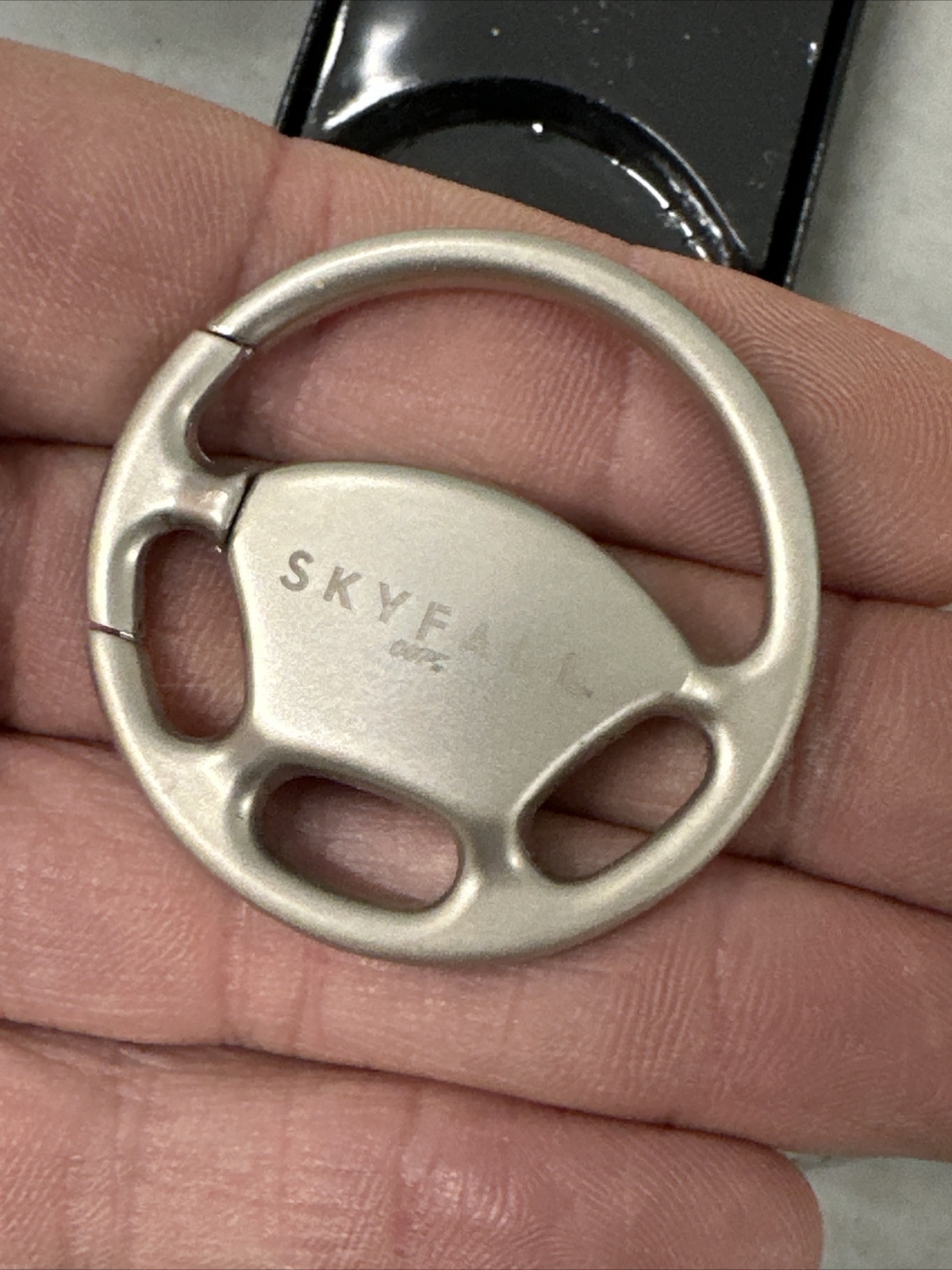 New Diecast JAMES BOND “Skyfall” 007 Steering Wheel Keychain Keyring