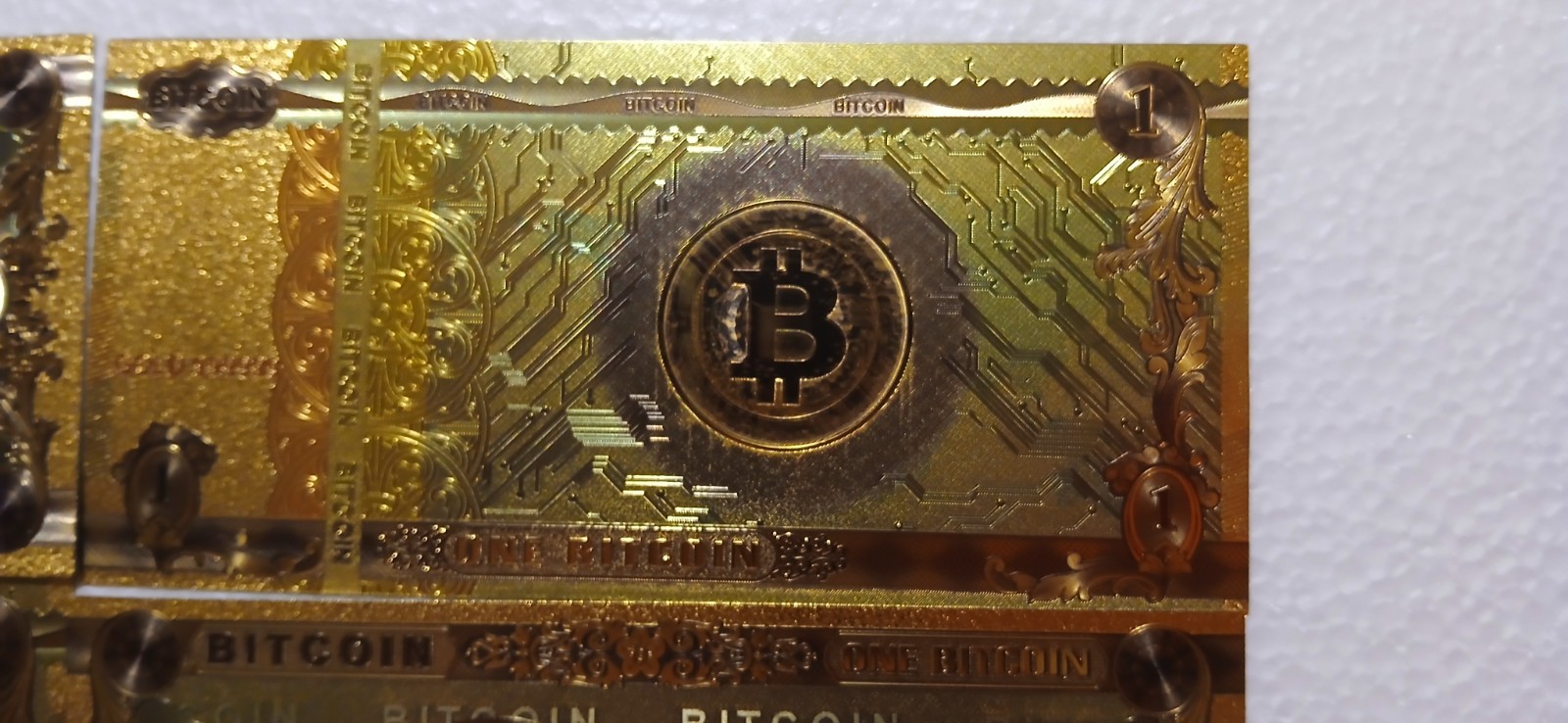 Lot of 80 novelty US coins and bills.