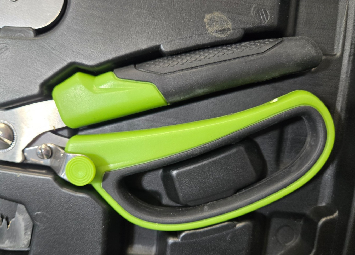 Mossy Oak Hunting Field Dressing Kit - 8 Steel Tools with Storage Case