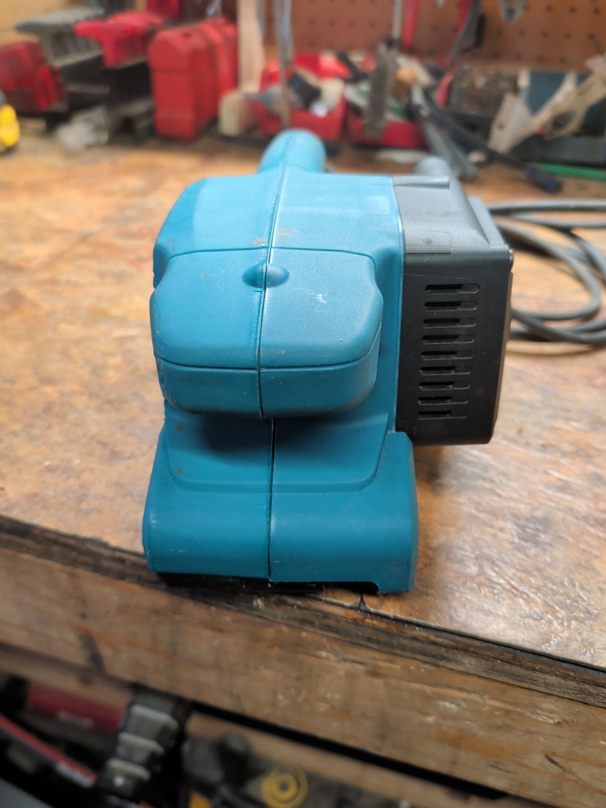 Makita 9911 5.6 Amp 3-Inch by 18-Inch Variable Speed Belt Sander with Cloth Dust