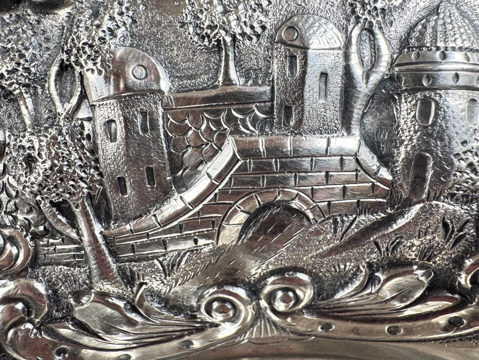 REPOUSSE LORING ANDREWS CO HAND CHASED STERLING 9 1/4" STRAWBERRY BOWL 11.13OZT