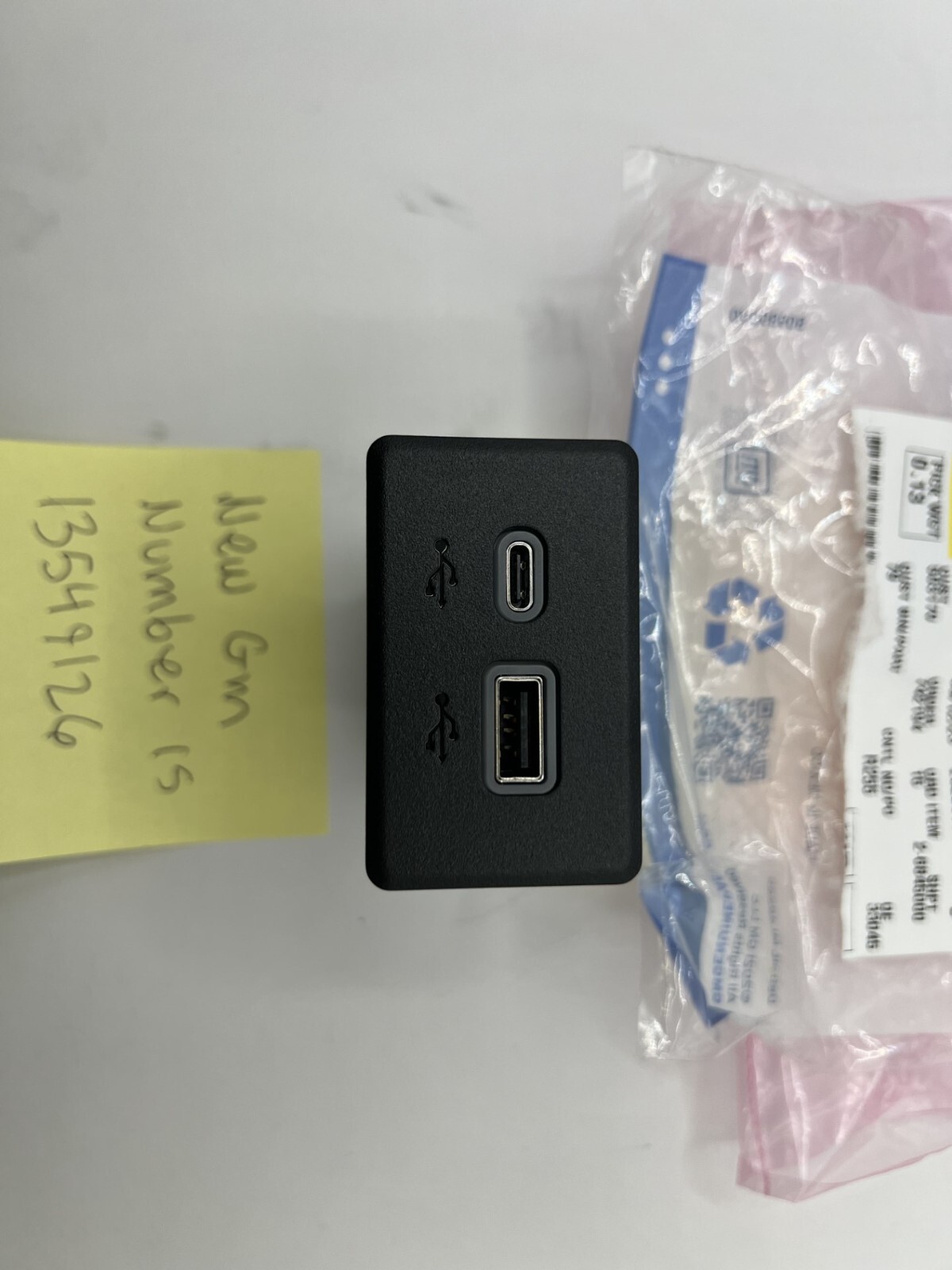 Genuine GM Black USB Port Receptacle 13549126 Chevrolet GMC Cadillac BrightDrop