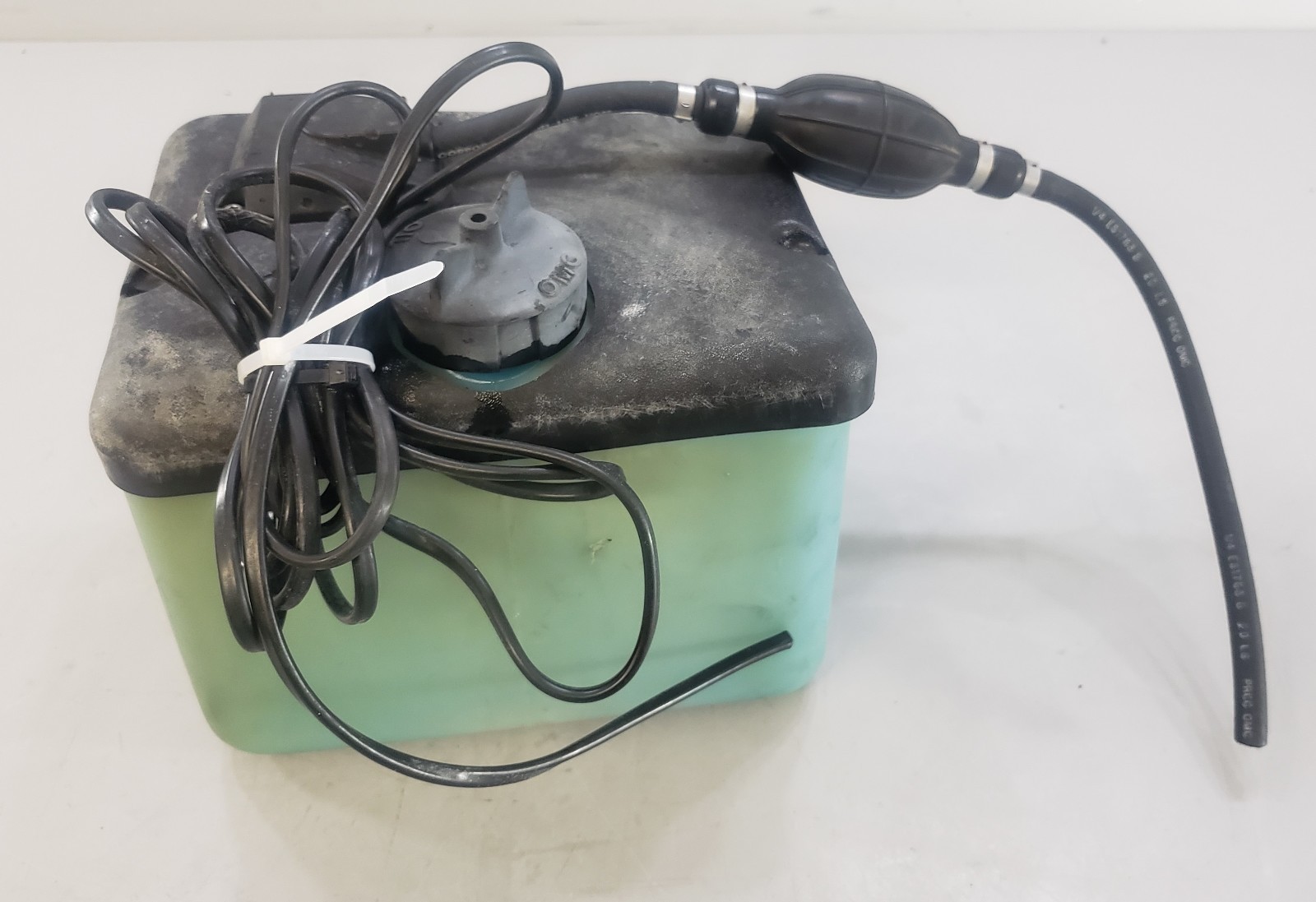 Johnson Evinrude OMC 83-19 Oil Tank 2 Wire Line 35-235 HP 1.8 Gal