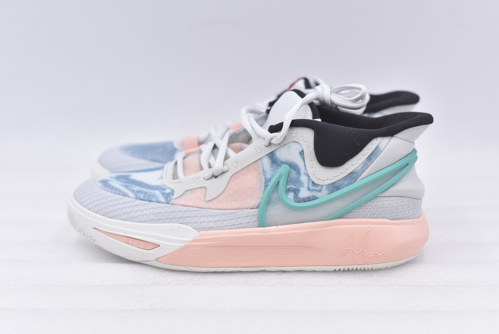 Boy's Nike Kyrie 8 GO Sneakers in Photon Dust Size 6.5Y DQ8076-002